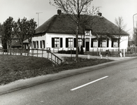 94684 Gezicht op de linker- en voorgevel van de boerderij Landzicht (Breudijk 51) te Harmelen.